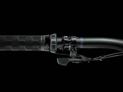  FUEL EXe 8 GX AXS EU L Rage Red to Deep Dark Blue Produktbild 16